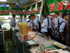 函館朝市　おみやげ・お食事処　栄屋 接客風景