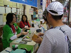 函館朝市　おみやげ・お食事処　栄屋 接客風景